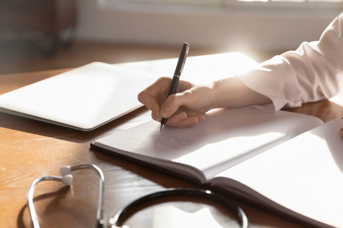 Étudiant en médecine rédigeant un mémoire